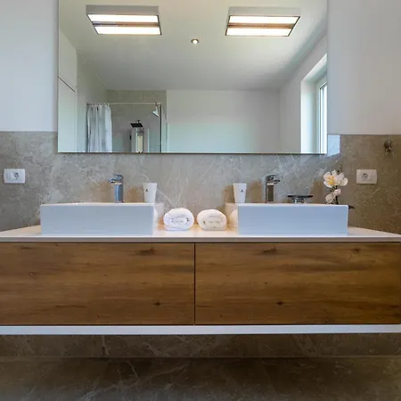 4 Bedroom Awesome In Holiday home Gamboci