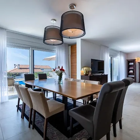 4 Bedroom Awesome In Gamboci