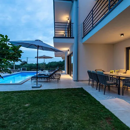 Vakantiehuis Luxurious Home In Gamboci