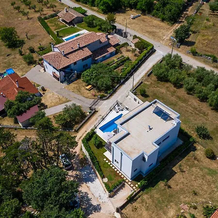 4 Bedroom Awesome In Gambozzi