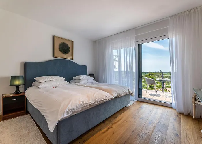 4 Bedroom Awesome In *