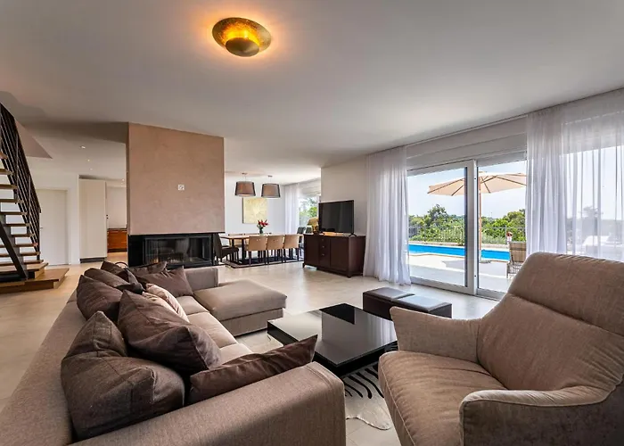 4 Bedroom Awesome In Gambozzi