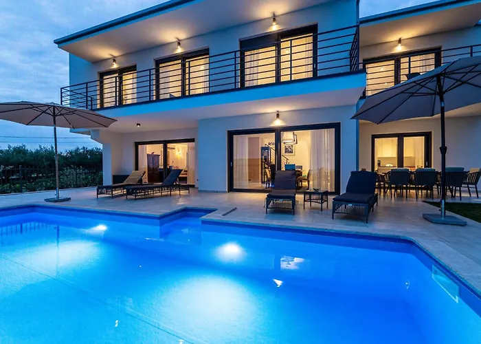 4 Bedroom Awesome In Vakantiehuis Gambozzi