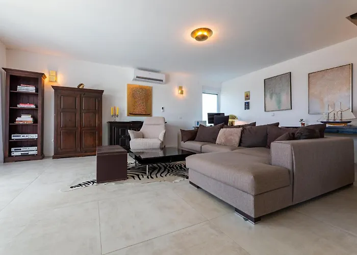 4 Bedroom Awesome In