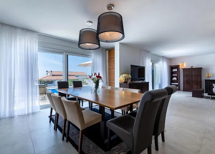 4 Bedroom Awesome In Gambozzi