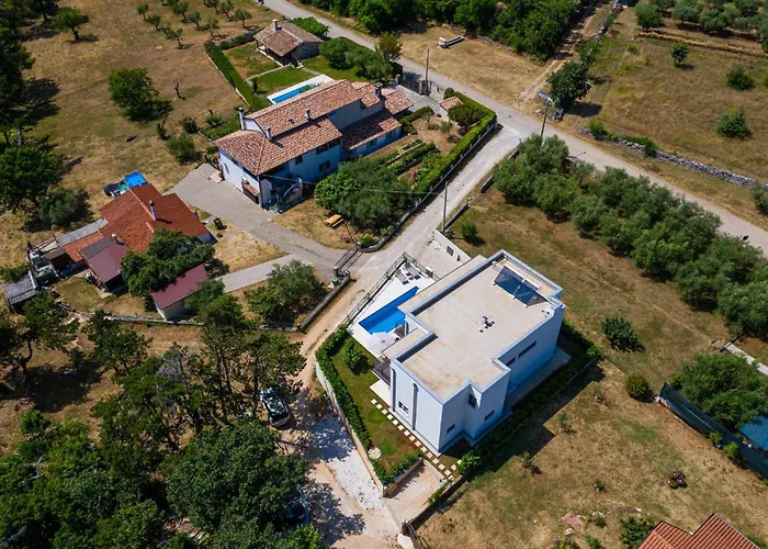 4 Bedroom Awesome In Gambozzi